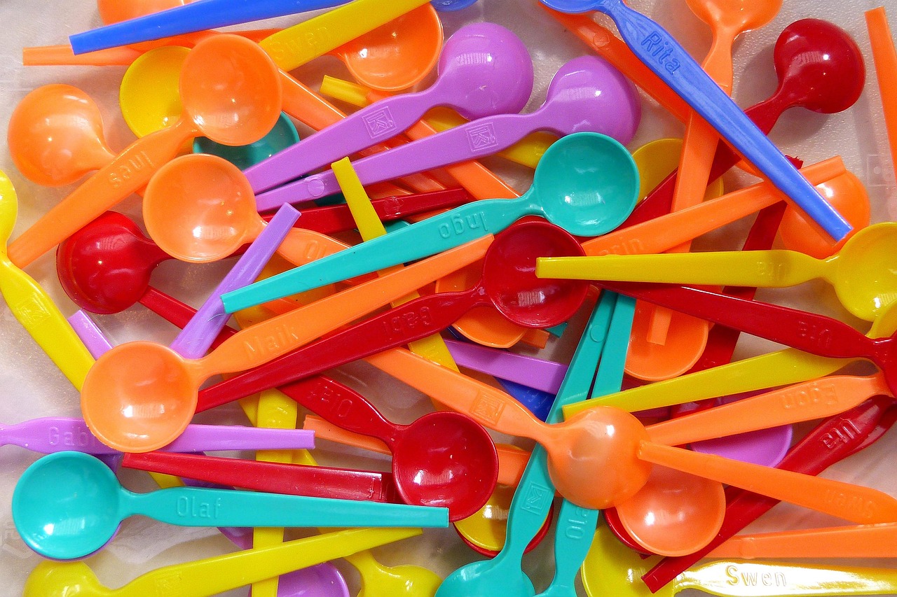 Soft-tip spoons and baby-led weaning: sizes, angles and gag reflex